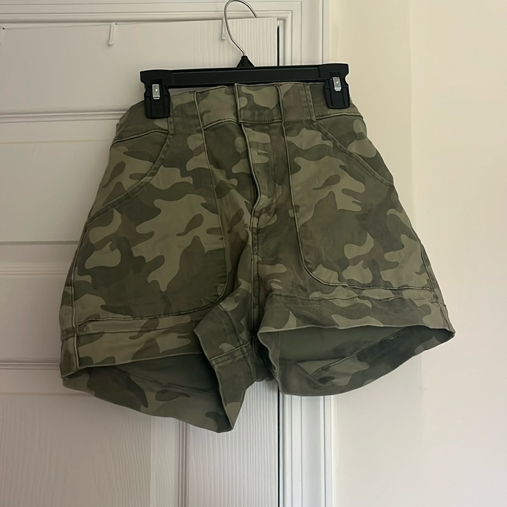 hollister high rise camo shorts, size 3